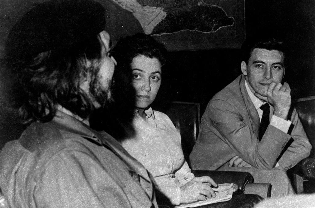 Jorge Ricardo Masetti, con Ernesto Che Guevara en visita a la Agencia Prensa Latina.
B/N