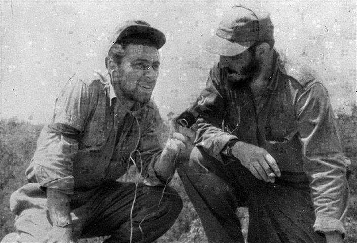 Jorge Ricardo Masetti, en la Sierra Maestra durante la campaña guerillera, entrevistando al Comandante Fidel Castro.
B/N