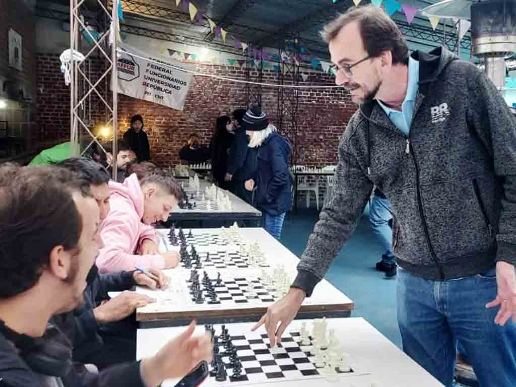  simultanea-de-ajedrez-por-natalicio-95-de-che-guevara-en-uruguay