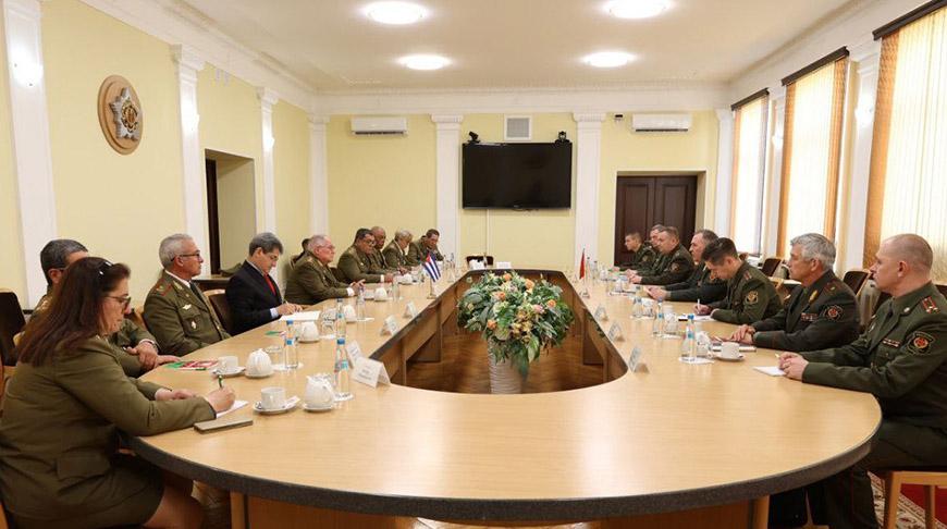 finaliza-visita-a-belarus-titular-cubano-de-defensa