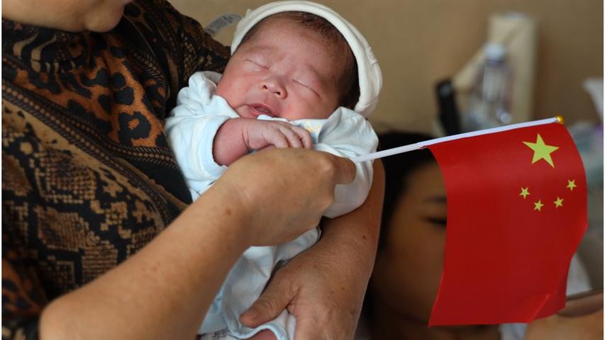Wskaźniki urodzeń i płodności w Chinach nadal spadają
