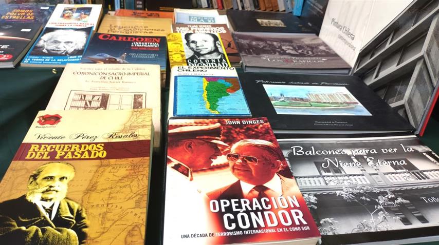     Various offers at the used book fair in Santiago de Chile