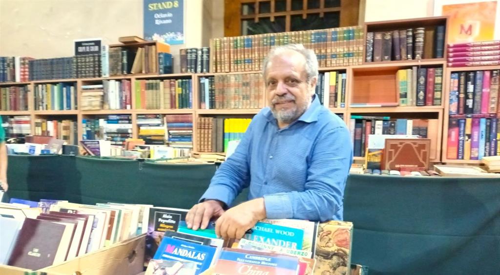     Various offers at the used book fair in Santiago de Chile