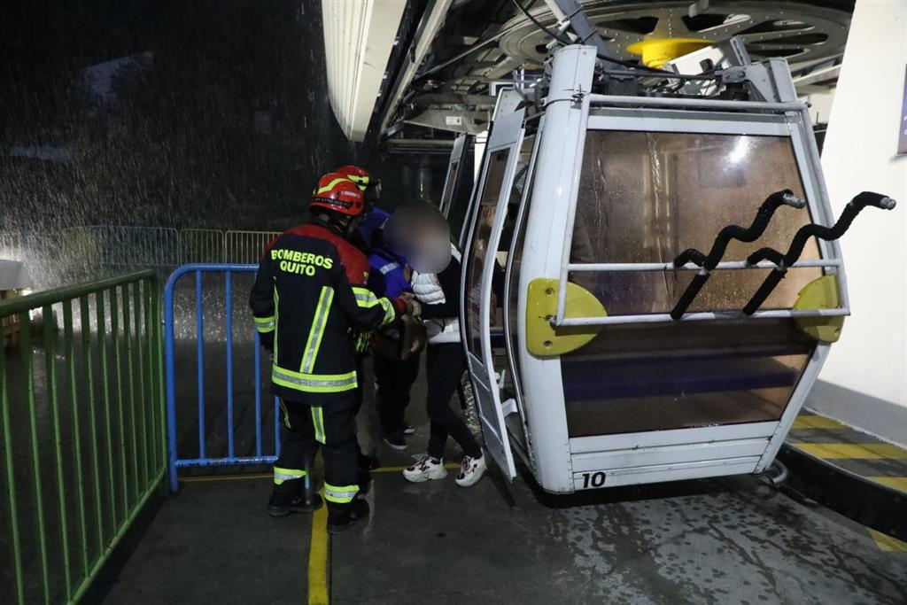  bomberos-rescatan-a-usuarios-atrapados-en-el-teleferico-de-quito