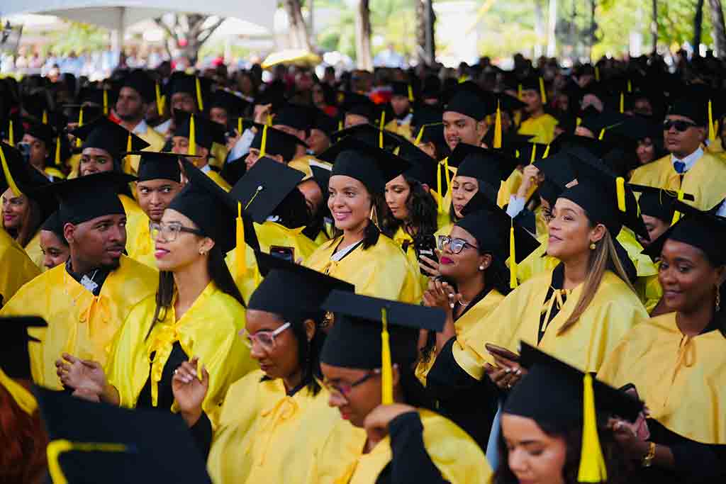 mas-de-dos-mil-graduados-en-la-universidad-autonoma-de-santo-domingo