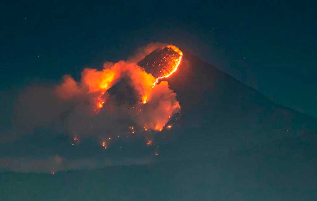 guatemala-combate-incendio-en-volcan-de-agua-por-quinto-dia