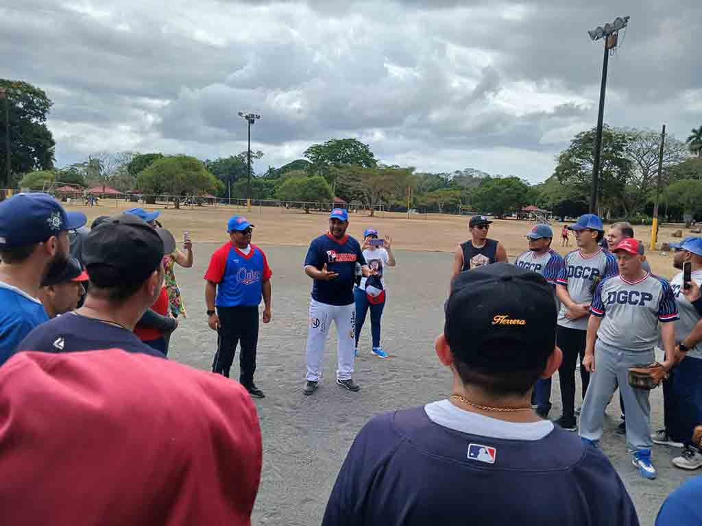 panamenos-y-cubanos-confraternizan-en-juego-de-softbol-contra-bloqueo