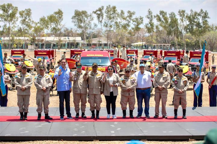 presidenta-reconocio-labor-de-cuerpo-de-bomberos-de-honduras