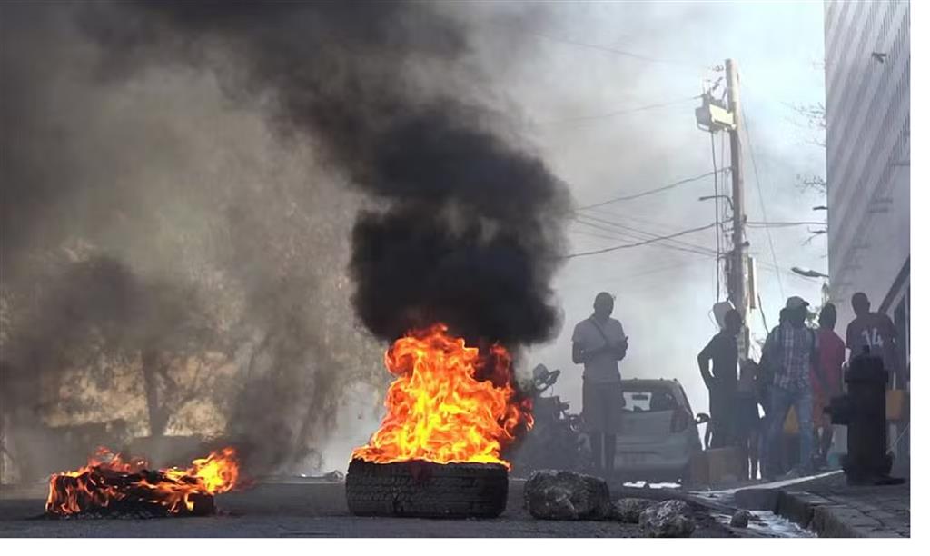 pandilla-ataca-y-quema-otra-subcomisaria-en-la-capital-de-haiti