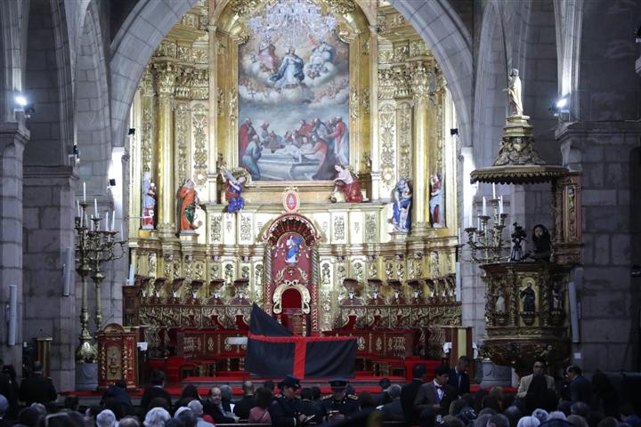 arrastre-de-caudas-ritual-catolico-unico-que-se-realiza-en-ecuador
