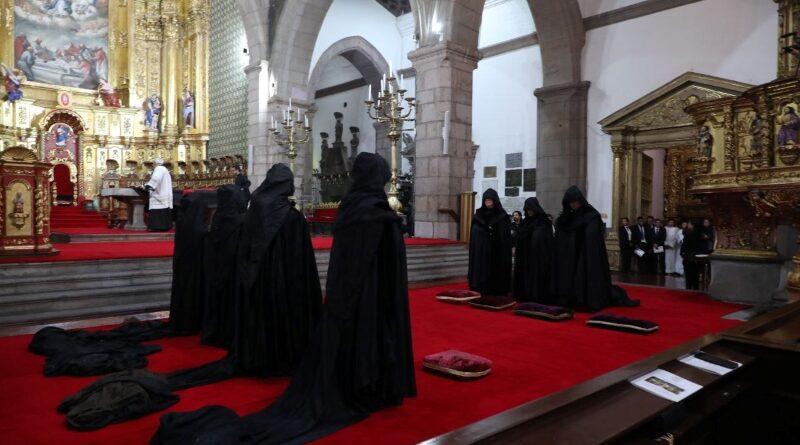 arrastre-de-caudas-ritual-catolico-unico-que-se-realiza-en-ecuador