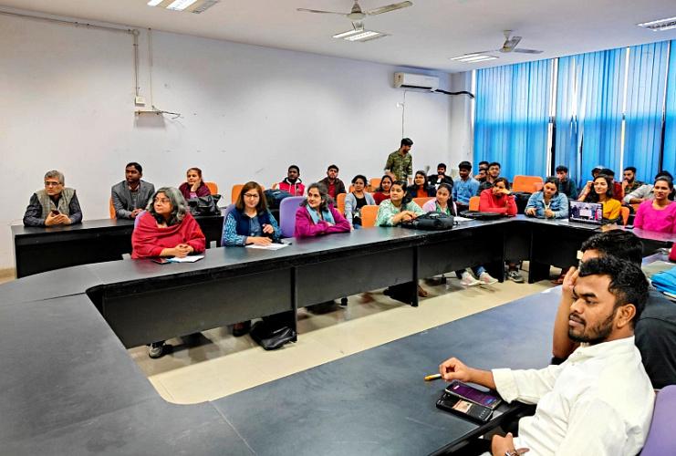estudiantes-rusos-e-indios-comparan-festivales-tradicionales