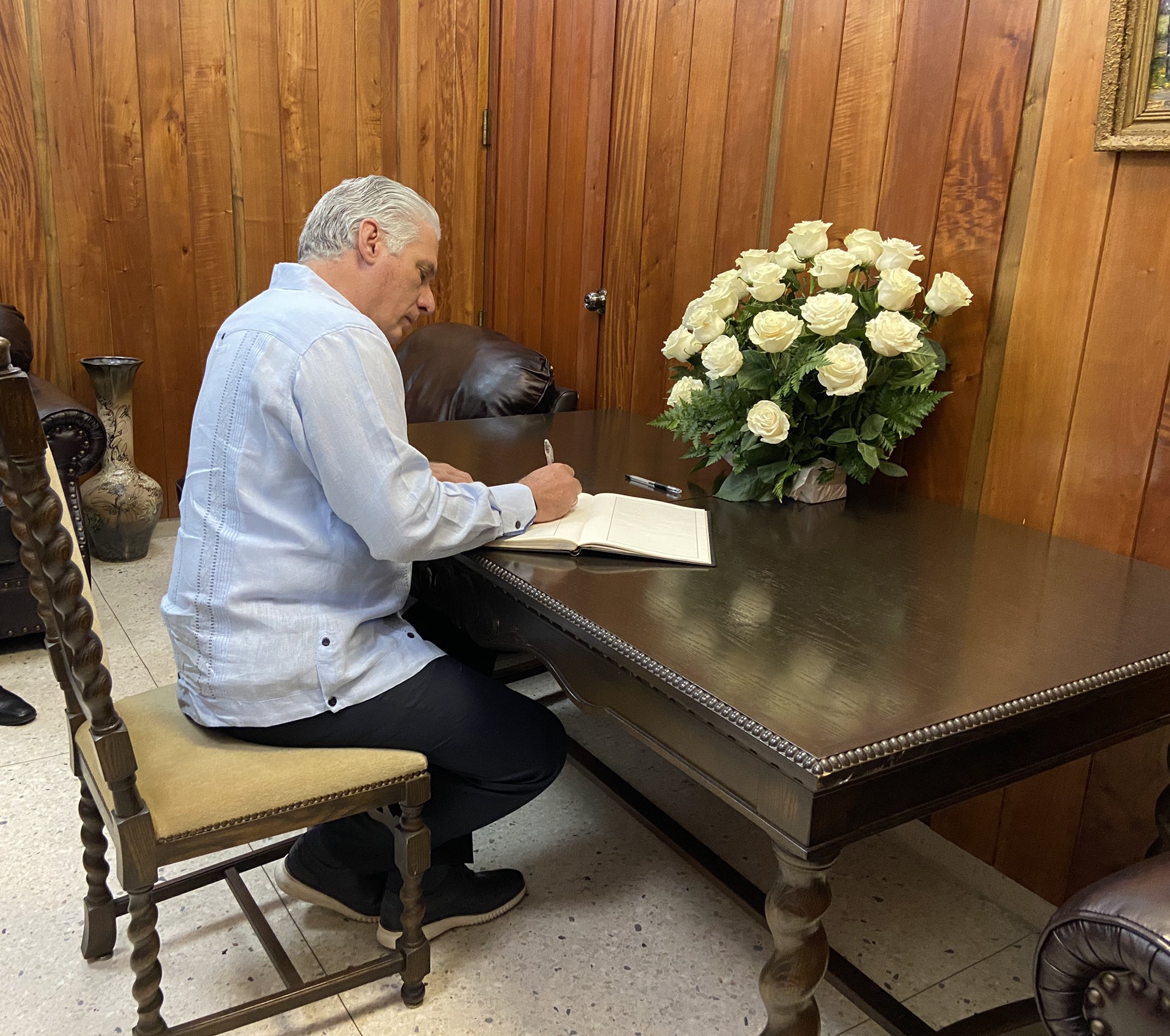 The Cuban President signs a book of condolences for the attack that occurred in Russia
