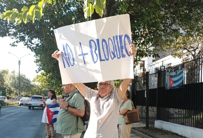 chilenos-solidarios-ratifican-respaldo-a-la-revolucion-cubana