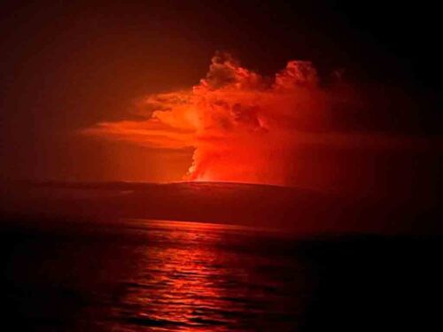 volcan-entra-en-erupcion-en-isla-de-ecuador