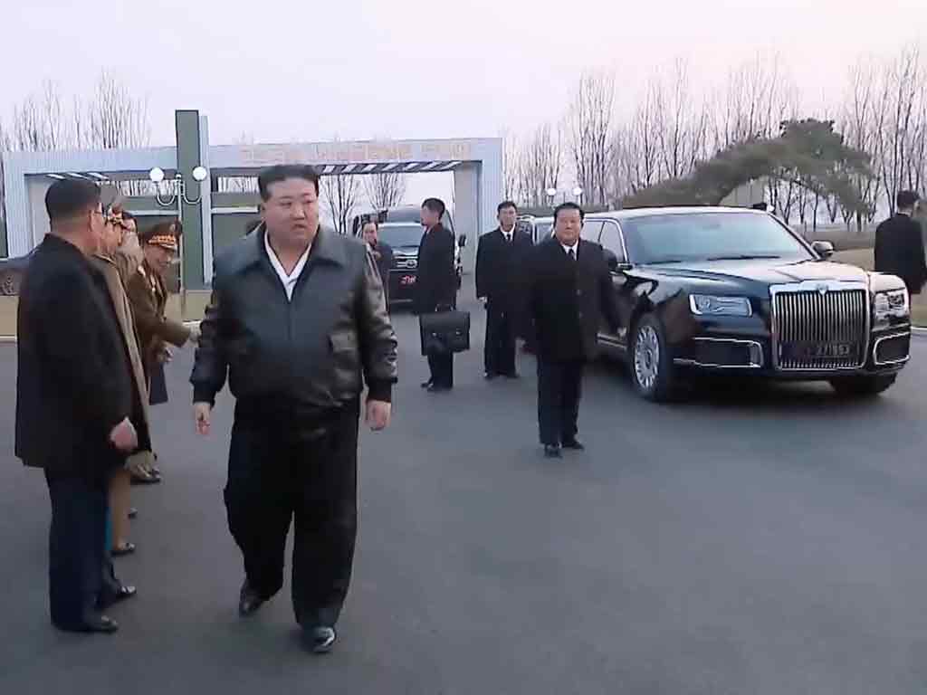 maximo-dirigente-de-rpdc-estrena-auto-aurus-regalado-por-putin