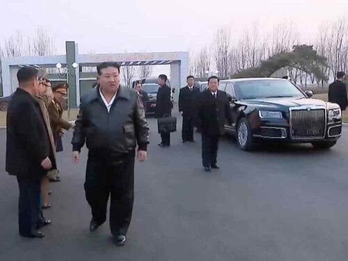 maximo-dirigente-de-rpdc-estrena-auto-aurus-regalado-por-putin