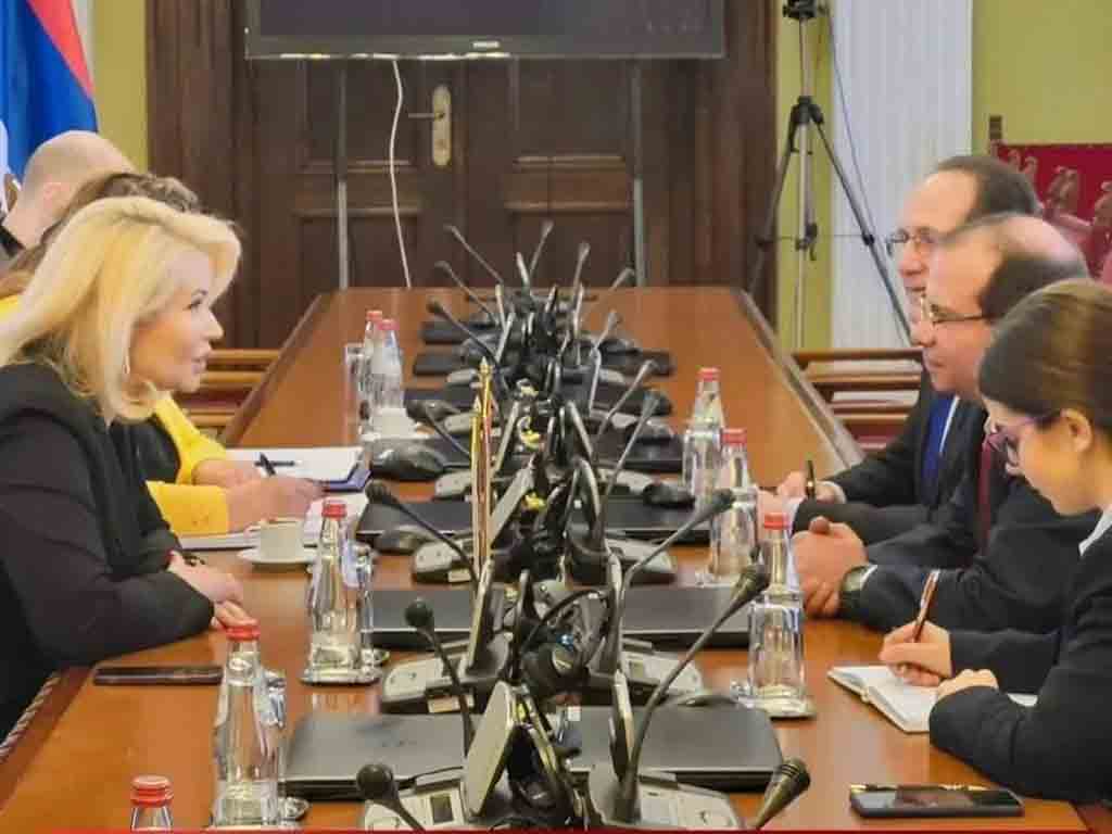 heroe-cubano-dialoga-con-ministro-del-interior-de-serbia