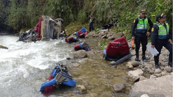 en-peru-mueren-27-pasajeros-al-caer-autobus-a-abismo