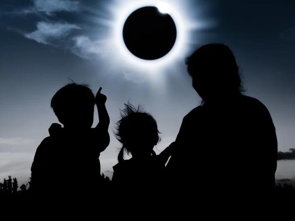 canadienses-expectantes-ante-eclipse-solar-total
