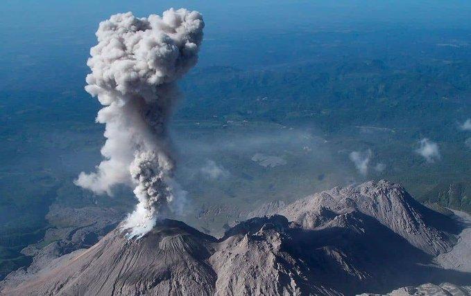 el-volcan-ruso-ebeko-expulsa-nuevamente-columna-de-cenizas