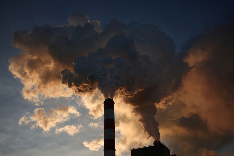 FOTO DE ARCHIVO: Las chimeneas de la central eléctrica de Belchatow, la mayor central eléctrica de carbón de Europa alimentada con lignito, operada por la compañía eléctrica polaca PGE, en Rogowiec, Polonia. 22 de noviembre de 2023. REUTERS/Kacper Pempel