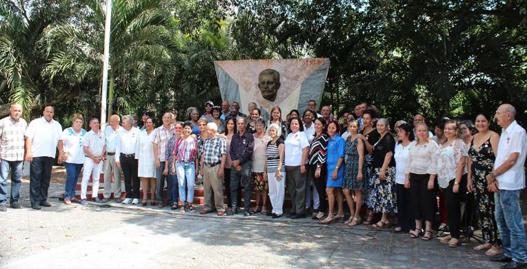 reciben-medalla-jesus-menendez-trabajadores-en-provincia-de-cuba