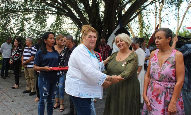 reciben-medalla-jesus-menendez-trabajadores-en-provincia-de-cuba