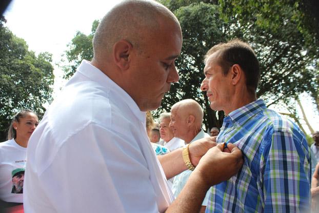 reciben-medalla-jesus-menendez-trabajadores-en-provincia-de-cuba