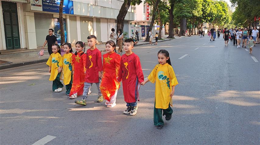 vietnam-viste-de-rojo-y-festeja-liberacion-del-sur-y-reunificacion