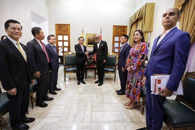 reciben-en-parlamento-de-venezuela-a-viceprimer-ministro-vietnam