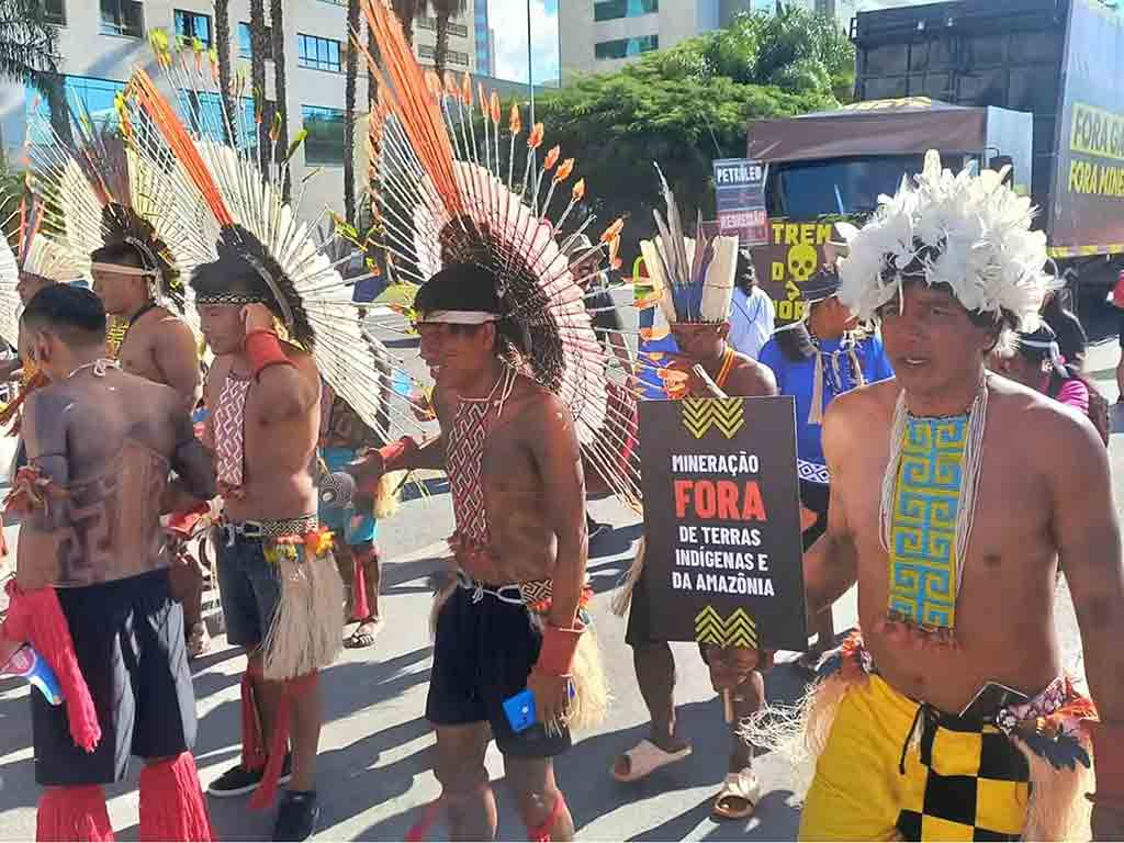 lula-recibe-a-indigenas-que-exigen-derechos-sobre-tierras-en-brasil