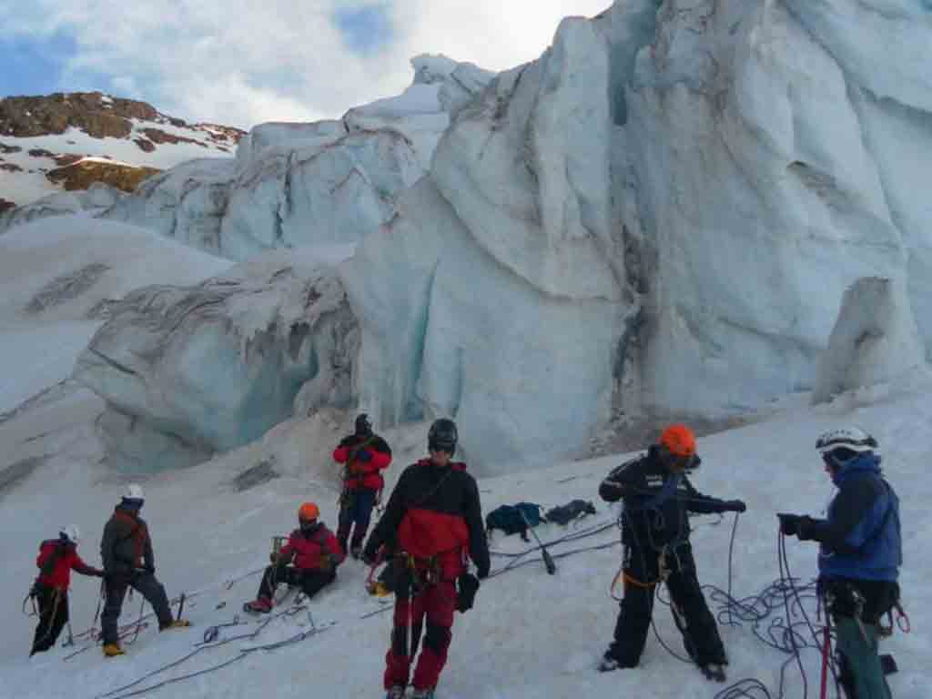 tres-desaparecidos-por-avalancha-en-volcan-cayambe-de-ecuador