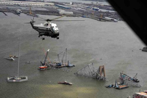 biden-sobrevolo-en-helicoptero-area-donde-colapso-puente-en-baltimore