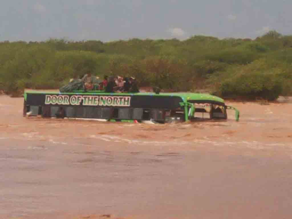 salvan-a-medio-centenar-de-kenianos-a-punto-de-morir-ahogados