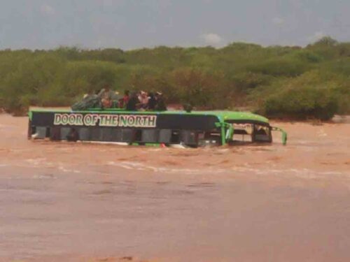 salvan-a-medio-centenar-de-kenianos-a-punto-de-morir-ahogados