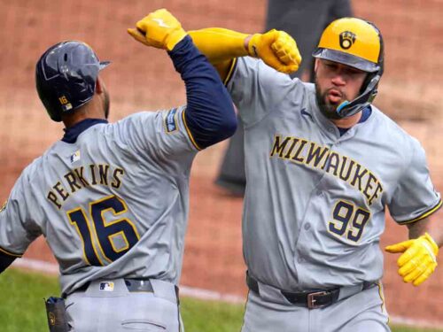 milwaukee-empata-duelo-particular-en-beisbol-de-eeuu