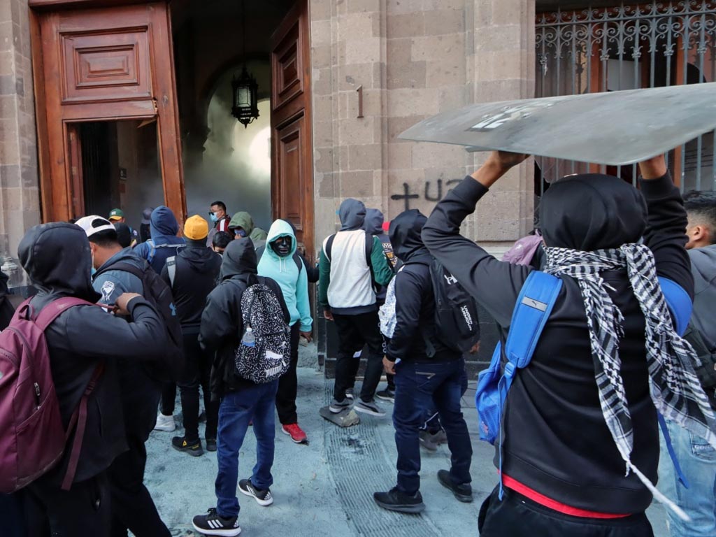 estudiantes-normalistas-atacan-sede-gubernamental-de-mexico