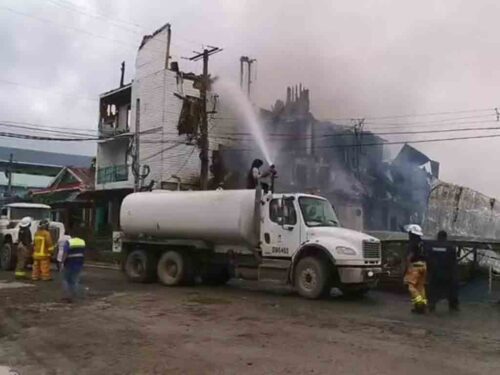 incendio-destruye-hotel-y-viviendas-en-isla-turistica-de-panama