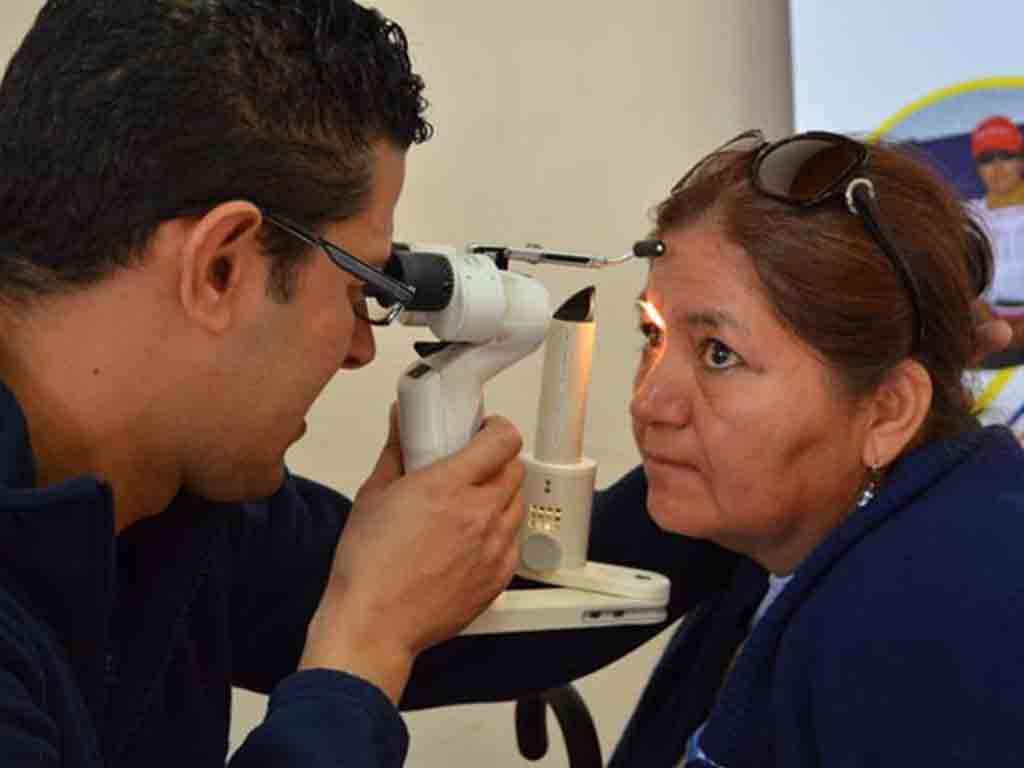 oftalmologos-cubanos-realizan-pesquisa-en-paysandu-uruguay