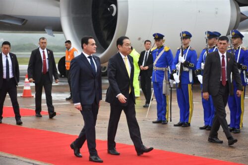 primer-ministro-de-japon-llego-a-paraguay-para-afianzar-nexos-comunes