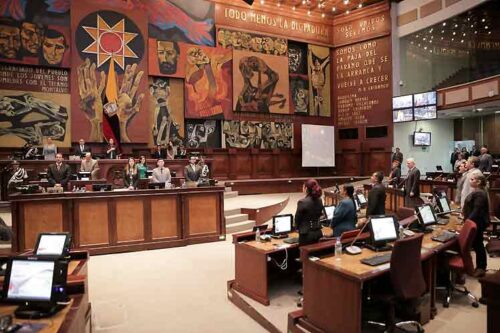 ministros-ausentes-a-debate-por-escandalo-ambiental-en-ecuador