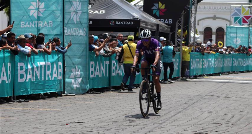 colombiano-contreras-aparece-y-gana-en-vuelta-bantrab-guatemala