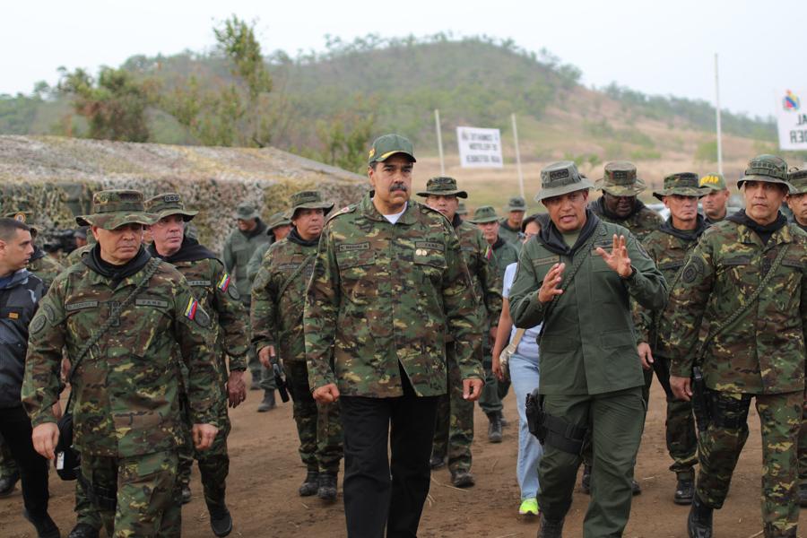 nicolas-maduro-superviso-entrenamiento-militar-de-jovenes-cadetes