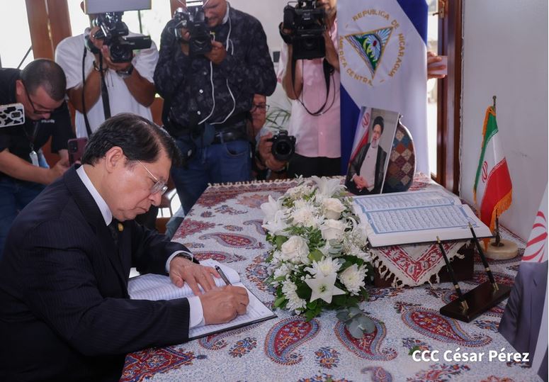 Nicaragua: Firma di un libro di condoglianze per la morte del presidente iraniano (+ foto)