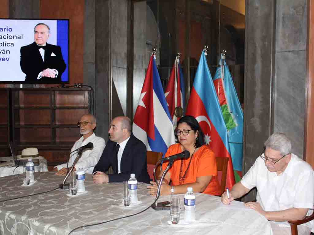 rinden-tributo-en-cuba-a-lider-nacional-de-azerbaiyan