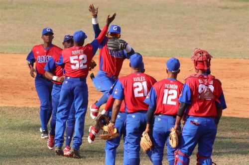 alazanes-por-emparejar-duelo-en-play-off-de-beisbol-en-cuba