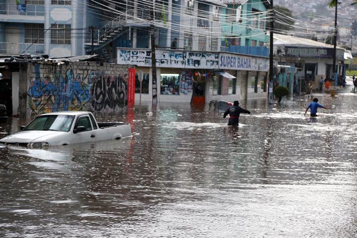 mas-de-mil-damnificados-por-las-lluvias-en-ecuador