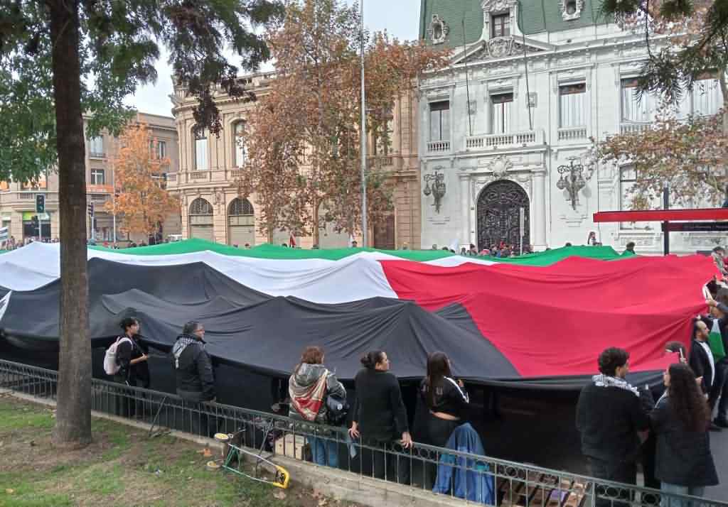 miles-marchan-en-chile-para-exigir-cese-de-genocidio-contra-palestina