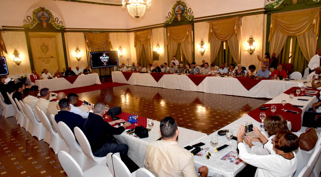 cocteleria-y-habanos-maridan-para-celebrar-a-cantineros-de-cuba